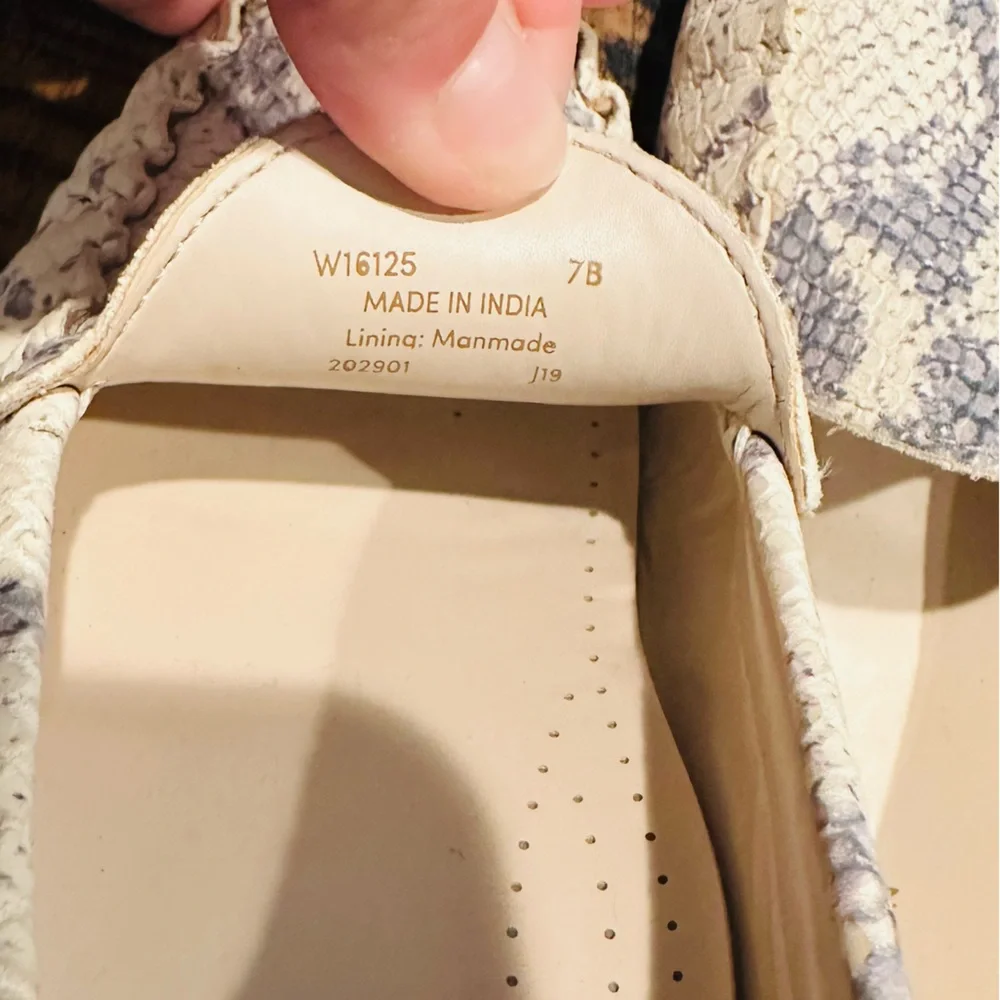 COLE HAAN Evelyn Leather Driver Loafers GREY AND WHITE SNAKE PRINT SIZE 7 - Picture 4 of 9